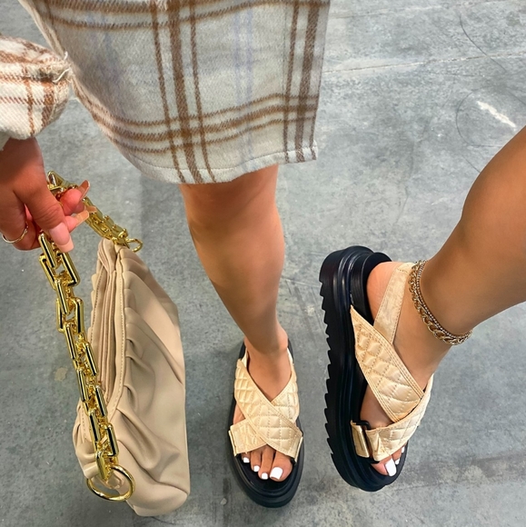 ππππππΎπππΏπ€Quilted Cross Over Strap Flat Nude - Picture 12 of 12